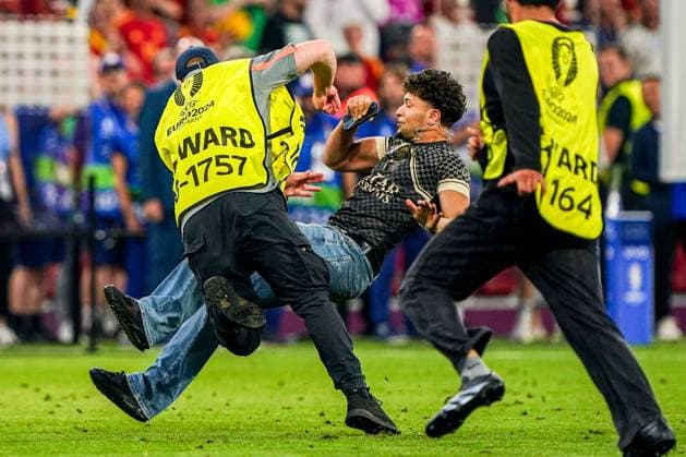 2024-07-09 Spain v France - UEFA EURO, EM, Europameisterschaft,Fussball 2024 Semi Final MUNICH, NETHERLANDS - JULY 9: A pitch invader running onto the field evading stewards during the UEFA EURO 2024 Semi Final match between Spain and France at Munich Football Arena on July 9, 2024 in Munich, Netherlands. Munich Munich Football Arena Netherlands Content not available for redistribution in The Netherlands directly or indirectly through any third parties. Copyright: xAndrexWeeningx