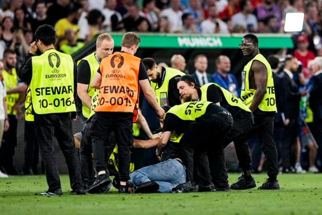 UEFA EURO 2024 Spain France 09 07 2024 Stewards overpower a streaker UEFA EURO 2024 Spain France Munich Football Arena, Munich on 09 07 2024 Copyright: xBEAUTIFULxSPORTS Wunderlx