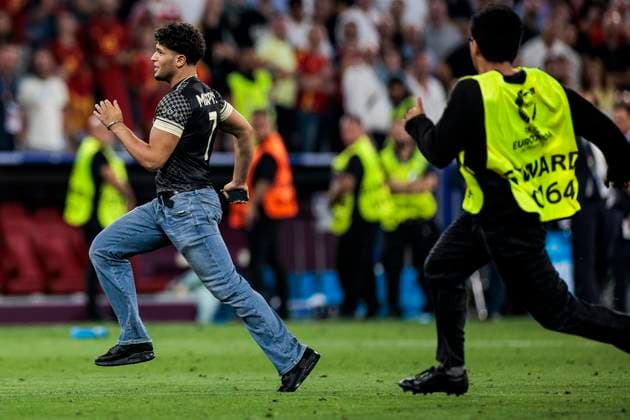 UEFA EURO 2024 Spain France 09 07 2024 A steward chases a streaker UEFA EURO 2024 Spain France Munich Football Arena, Munich on 09 07 2024 Copyright: xBEAUTIFULxSPORTS Wunderlx