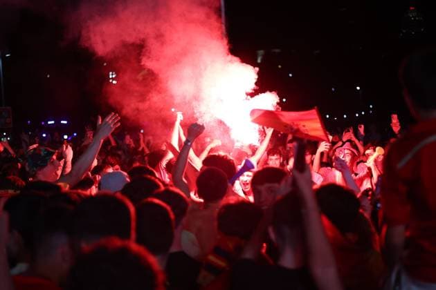 Sport Bilder des Tages July 9, 2024, Madrid, Madrid, SPAIN: Spanish fans celebrates the victory during the viewing of the Eurocup 2024 Semifinal between Spain and France at the Puente del Rey on July 09, 2024, in Madrid, Spain. Madrid SPAIN - ZUMAa181 20240709_zaa_a181_049 Copyright: xDennisxAgyemanx