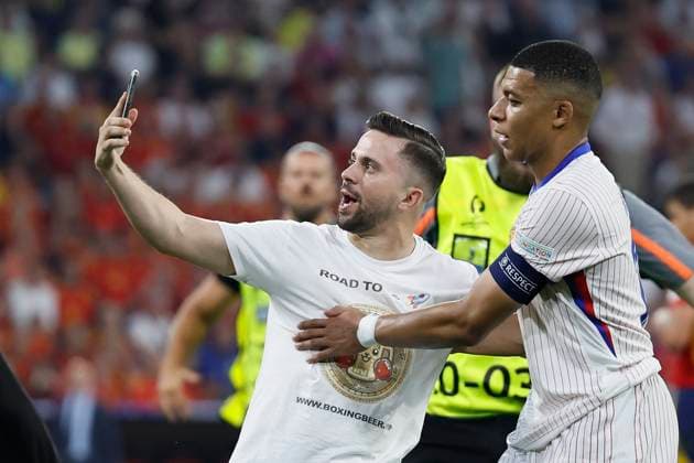 Spain v France: Semi-Final - UEFA EURO, EM, Europameisterschaft,Fussball 2024 Fan runs onto the pitch and takes a selfie with Kylian Mbappe of France during the UEFA EURO 2024 semi-final match between Spain v France at Munich Football Arena on July 9, 2024 in Munich, Germany. Munich Munich Football Arena Germany Germany Copyright: xRichardxSellers Sportsphoto APLx 14045227