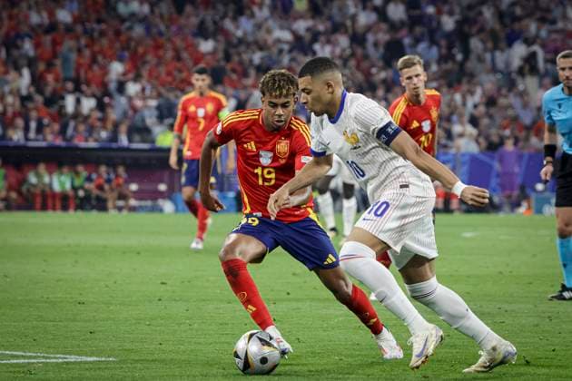 EURO 2024, Die Highlights 10 Mbappe Lottin Kylian MBAPPE Forward (FRA) et 19 Yamal LAMINE YAMAL Forward FOOTBALL : Frankreich - Spanien Euro 2024 Halbfinale - Allianz Arena Munich- 09 07 2024 ElyxandroCegarra Panoramic 