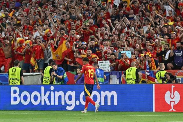 Picture shows Lamine Yamal 19, Spain passes the Spanish curve, 10 07 2024, Munich, Soccer, European Championship, Spain France, EVENT REGULATIONS PROHIBIT ANY USE OF PHOTOGRAPHS AS IMAGE SEQUENCES AND OR QUASI VIDEO xklx