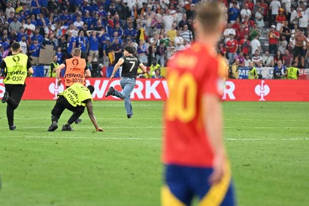 Picture shows a speedster being chased by security, Dani Olmo 10, Spain watches, 10 07 2024, Munich, Soccer, European Championship, Spain France, EVENT REGULATIONS PROHIBIT ANY USE OF PHOTOGRAPHS AS IMAGE SEQUENCES AND OR QUASI VIDEO xklx