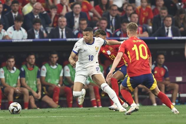 Kylian Mbappe (France) Lamine Yamal (Spain)Dani Olmo (Spain) during the UEFA EURO, EM, Europameisterschaft,Fussball Germany 2024 match between Spain 2-1 France at Munich Football Arena on July 09, 2024 in Munich, Germany. Noxthirdxpartyxsales  (259148843)