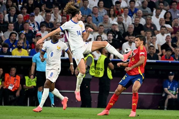 Adrien Rabiot of France (C) in action against Rodri of Spain (R) during the UEFA EURO, EM, Europameisterschaft,Fussball 2024 Semi-Finals football match between Spain and France FOOTBALL : France vs Espagne - Championnat d Europe 2024 - Munich - 09 07 2024 IgorKupljenik Panoramic 