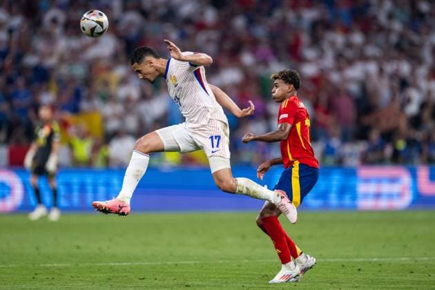 240709 William Saliba of France and Lamine Yamal of Spain during the UEFA Euro 2024 Football Championship semifinal between Spain and France on July 9, 2024 in Munich Photo Mathias Bergeld BILDBYRAN code MB MB0944 fotboll football soccer fotballs em europamästerskap em uefa euro uefa european football championship euro 2024 semifinal semifinals spanien spain frankrike france bbeng  Copyright: MATHIASxBERGELD BB240709MB213