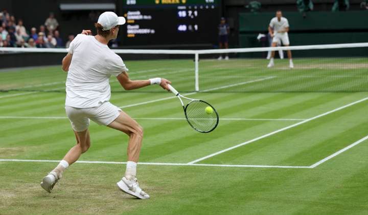 (240710) -- LONDON, July 10, 2024 -- Jannik Sinner hits a return during the men s singles quarterfinal match between Jannik Sinner of Italy and Daniil Medvedev of Russia at Wimbledon tennis Championship in London, Britain, July 9, 2024. ) (SP)BRITAIN-LONDON-TENNIS-WIMBLEDON-DAY 9 HanxYan 