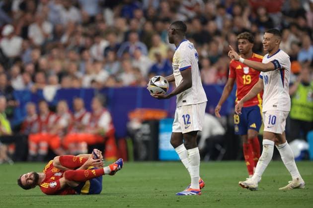 EURO 2024, Die Highlights Munich, Germany, 9th July 2024. Lamine Yamal of Spain looks on as Randal Kolo Muani of France and Kylian Mbappe of France react as Nacho of Spain lays injured during the UEFA European Championships semi final match at Allianz Arena, Munich. Picture credit should read: Jonathan Moscrop Sportimage EDITORIAL USE ONLY. No use with unauthorised audio, video, data, fixture lists, club league logos or live services. Online in-match use limited to 120 images, no video emulation. No use in betting, games or single club league player publications. SPI-3224-0025