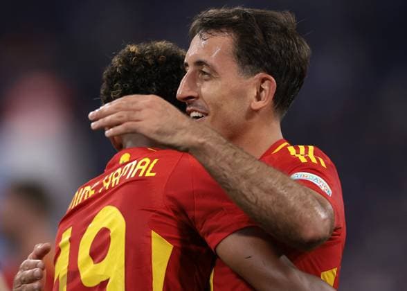 Munich, Germany, 9th July 2024. Lamine Yamal of Spain and Mikel Oyarzabal of Spain embrace following the final whistle of during the UEFA European Championships semi final match at Allianz Arena, Munich. Picture credit should read: Jonathan Moscrop Sportimage EDITORIAL USE ONLY. No use with unauthorised audio, video, data, fixture lists, club league logos or live services. Online in-match use limited to 120 images, no video emulation. No use in betting, games or single club league player publications. SPI-3224-0093