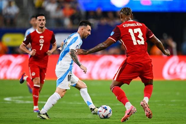 RECORD DATE NOT STATED Copa America USA 2024 Argentina vs Canada - Semifinal Lionel Messi (L) of Argentina fights for the ball with Derek Cornelius (R) of Canada during the CONMEBOL Copa America 2024 Semi-final match between Argentina and Canada, at MetLife Stadium, on July 09, 2024 in East Rutherford, New Jersey, United States. EAST RUTHERFORD NEW JERSEY UNITED STATES  Copyright: xJorgexMartinezx 20240709200003_CA_SF_2024_ARG_CAN_MESSI163