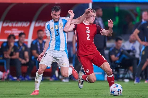 RECORD DATE NOT STATED Copa America USA 2024 Argentina vs Canada - Semifinal Nicolas Tagliafico (L) of Argentina fights for the ball with Jacob Shaffelbur (R) of Canada during the CONMEBOL Copa America 2024 Semi-final match between Argentina and Canada, at MetLife Stadium, on July 09, 2024 in East Rutherford, New Jersey, United States. EAST RUTHERFORD NEW JERSEY UNITED STATES  Copyright: xJosexLuisxMelgarejox 20240709201114_CA_SF_2024_ARG_CAN_TAGLIAFICO185