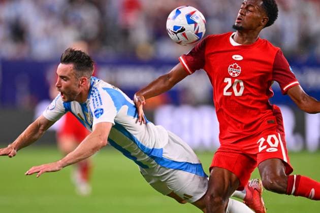 RECORD DATE NOT STATED Copa America USA 2024 Argentina vs Canada - Semifinal Alexis Mac Allister (L) of Argentina fights for the ball with Ali Ahmed (R) of Canada during the CONMEBOL Copa America 2024 Semi-final match between Argentina and Canada, at MetLife Stadium, on July 09, 2024 in East Rutherford, New Jersey, United States. EAST RUTHERFORD NEW JERSEY UNITED STATES  Copyright: xJorgexMartinezx 20240709202954_CA_SF_2024_ARG_CAN_AHMED206