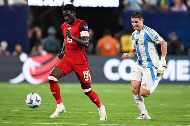 RECORD DATE NOT STATED Copa America USA 2024 Argentina vs Canada - Semifinal Alphonso Davies (L) of Canada fights for the ball with Julian Alvarez (R) of Argentina during the CONMEBOL Copa America 2024 Semi-final match between Argentina and Canada, at MetLife Stadium, on July 09, 2024 in East Rutherford, New Jersey, United States. EAST RUTHERFORD NEW JERSEY UNITED STATES  Copyright: xDavidxLeahx 20240709203007_CA_SF_2024_ARG_CAN_DAVIES218