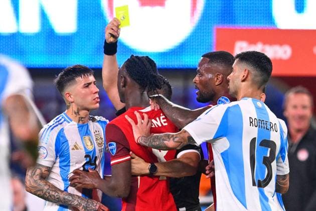 RECORD DATE NOT STATED Copa America USA 2024 Argentina vs Canada - Semifinal Enzo Martinez of Argentina, Referee Piero Maza of Chile show syellow card to Ismael Kone of Canada during the CONMEBOL Copa America 2024 Semi-final match between Argentina and Canada, at MetLife Stadium, on July 09, 2024 in East Rutherford, New Jersey, United States. EAST RUTHERFORD NEW JERSEY UNITED STATES  Copyright: xJorgexMartinezx 20240709205620_CA_SF_2024_ARG_CAN_KONE259