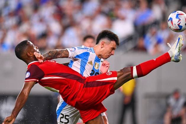 Fußball, Copa America, Die Highlights RECORD DATE NOT STATED Copa America USA 2024 Argentina 2-0 Canada - Semifinal Cyle Larin (L) of Canada fights for the ball with Lisandro Martinez (R) of Argentina during the CONMEBOL Copa America 2024 Semi-final match between Argentina and Canada, at MetLife Stadium, on July 09, 2024 in East Rutherford, New Jersey, United States. EAST RUTHERFORD NEW JERSEY UNITED STATES  Copyright: xJorgexMartinezx 20240709205622_CA_SF_2024_ARG_CAN_MARTINEZ261