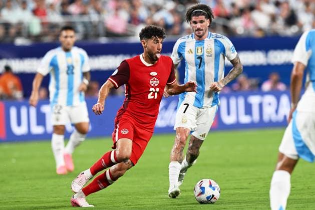 Fußball, Copa America, Die Highlights RECORD DATE NOT STATED Copa America USA 2024 Argentina 2-0 Canada - Semifinal Jonathan Osorio (L) of Canada fights for the ball with Rodrigo de Paul (R) of Argentina during the CONMEBOL Copa America 2024 Semi-final match between Argentina and Canada, at MetLife Stadium, on July 09, 2024 in East Rutherford, New Jersey, United States. EAST RUTHERFORD NEW JERSEY UNITED STATES  Copyright: xDavidxLeahx 20240709213126_CA_SF_2024_ARG_CAN_OSORIO319