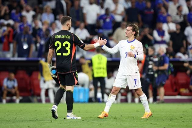 MONACHIUM 09.07.2024 MECZ 1 2 FINALU POLFINAL MISTRZOSTW EUROPY 2024: HISZPANIA - FRANCJA 2:1 --- SEMIFINAL UEFA EURO, EM, Europameisterschaft,Fussball 2024 MATCH IN MUNICH: SPAIN - FRANCE 2:1 UNAI SIMON ANTOINE GRIEZMANN FOT. PIOTR KUCZA FOTOPYK NEWSPIX.PL --- Newspix.pl POLAND OUT!  240709PYK1072