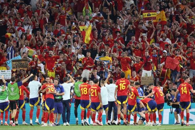 MONACHIUM 09.07.2024 MECZ 1 2 FINALU POLFINAL MISTRZOSTW EUROPY 2024: HISZPANIA - FRANCJA 2:1 --- SEMIFINAL UEFA EURO, EM, Europameisterschaft,Fussball 2024 MATCH IN MUNICH: SPAIN - FRANCE 2:1 KIBICE HISZPANII PILKARZE HISZPANII FOT. PIOTR KUCZA FOTOPYK NEWSPIX.PL --- Newspix.pl POLAND OUT!  240709PYK1073