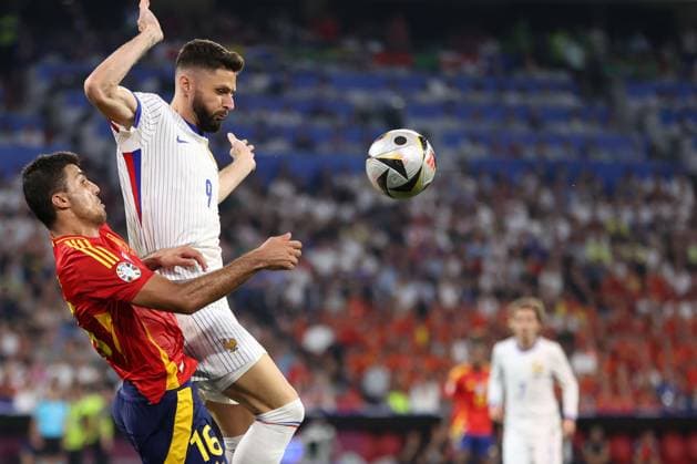 MONACHIUM 09.07.2024 MECZ 1 2 FINALU POLFINAL MISTRZOSTW EUROPY 2024: HISZPANIA - FRANCJA 2:1 --- SEMIFINAL UEFA EURO, EM, Europameisterschaft,Fussball 2024 MATCH IN MUNICH: SPAIN - FRANCE 2:1 RODRI OLIVIER GIROUD FOT. PIOTR KUCZA FOTOPYK NEWSPIX.PL --- Newspix.pl POLAND OUT!  240709PYK1085