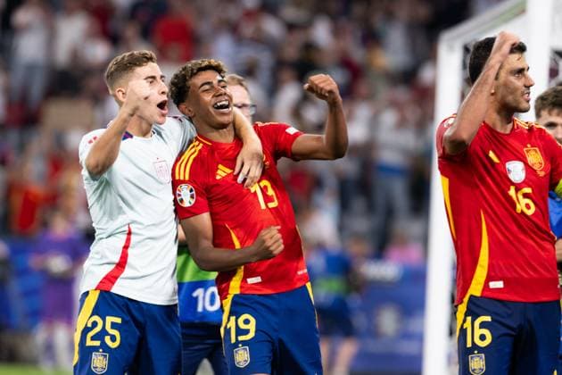 EURO 2024, Die Highlights (240710) -- MUNICH, July 10, 2024 -- Lamine Yamal (C) of Spain celebrates with teammate Fermin Lopez after the UEFA EURO, EM, Europameisterschaft,Fussball 2024 Semifinal match between Spain and France in Munich, Germany on July 9, 2024. ) (SP)GERMANY-MUNICH-FOOTBALL-EURO 2024-SEMIFINAL-SPAIN VS FRANCE XiaoxYijiu 