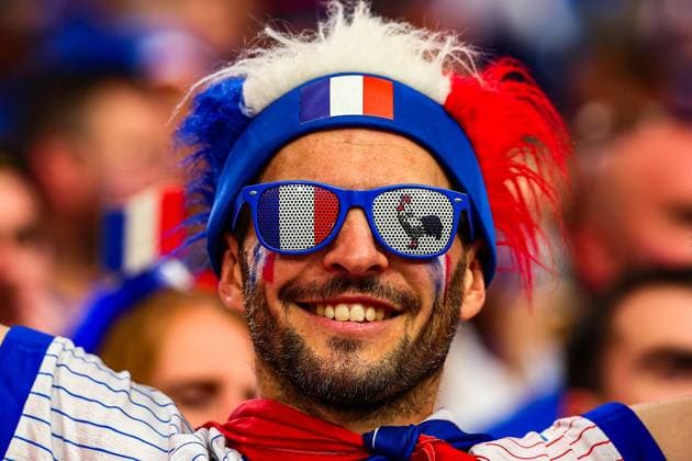 EURO 2024, Fans aller teilnehmenden Teams EURO 2024 - SPAIN-FRANCE SPORTPIXPRESS MAXPPP - MUNICH 09 07 2024 EURO 2024 - SPAIN-FRANCE A French fan with sunglasses symbolising the French flag colors FRANCE - ESPAGNE MUNICH ALLIANZ ARENA ALLEMAGNE  Copyright: xMAXPPPxSPORTPIXPRESSx HD4025 HD4025
