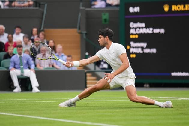 Tennis, Wimbledon, Die Highlights LONDON, ENGLAND - JULY 09: Carlos Alcaraz of Spain plays a forehand against Tommy Paul of United States in the Gentlemen s Singles Quarter Final match during day nine of The Championships Wimbledon 2024 at All England Lawn Tennis and Croquet Club on July 09, 2024 in London, England.  Copyright: xHiroshixSatox