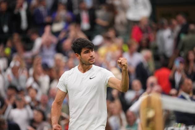 Tennis, Wimbledon, Die Highlights ONDON, ENGLAND - JULY 09: Carlos Alcaraz of Spain reacts in the Men s Singles quarter finals match against Tommy Paul of the United States during day nine of The Championships Wimbledon 2024 at All England Lawn Tennis and Croquet Club on July 09, 2024 in London, England  Copyright: xHiroshixSatox
