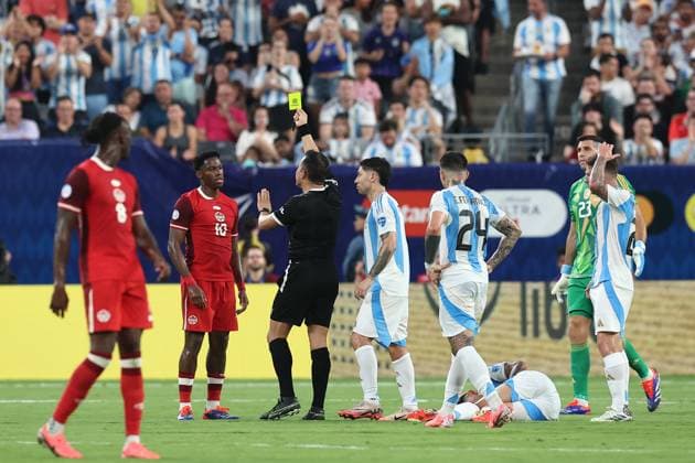 Chilean referee Piero Maza C shows a yellow card to Canada s forward Jonathan David during the Copa América USA 2024 semifinal match against Argentina, at MetLife Stadium in New Jersey, on July 9, 2024 NEW JERSEY UNITED STATES Copyright: xALEJANDROxPAGNIx