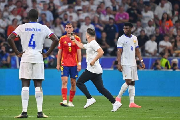 Streaker with smartphone runs across the pitch and takes selfie hi Fabian RUIZ ESP , re Aurelien TCHOUAMENI FRA Semifinal Spain ESP France FRA 2 1 on 09 07 2024, Fussball Arena Muenchen Football UEFA EURO 2024 GERMANY from 14 06 2024 14 07 2024