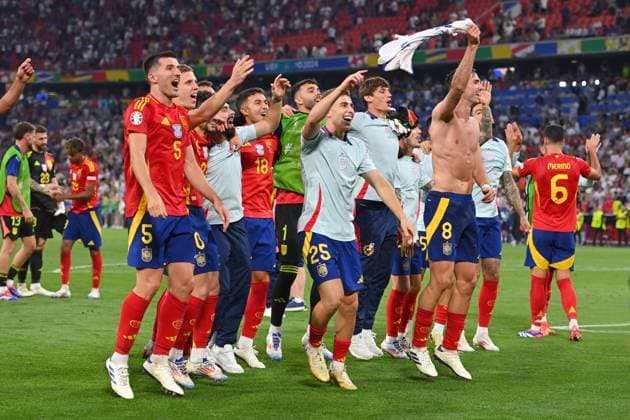 EURO 2024, Die Highlights Schlussjubel ,Spieler,Teamfoto,Team, Mannschaft,Mannschaftsfoto, mit u.a.v.li:Daniel VIVIAN (ESP) ,Dani OLMO (ESP),Martin ZUBIMENDI (ESP), Fermin LOPEZ (ESP), Fabian RUIZ (ESP), Jubel,Freude,Begeisterung,Aktion. Halbfinale Spanien (ESP) - Frankreich (FRA) 2-1 am 09.07.2024, Fussball Arena Muenchen. Fussball UEFA EURO, EM, Europameisterschaft,Fussball 2024 GERMANY vom 14.06.2024 - 14.07.2024. *** Final cheer ,Players,Team photo,Team,Team,Team photo, with a.o. from left Daniel VIVIAN ESP ,Dani OLMO ESP ,Martin ZUBIMENDI ESP , Fermin LOPEZ ESP , Fabian RUIZ ESP , Cheering,Joy,Enthusiasm,Action Semi Final Spain ESP France FRA 2 1 on 09 07 2024, Soccer Arena Munich Soccer UEFA EURO 2024 GERMANY from 14 06 2024 14 07 2024