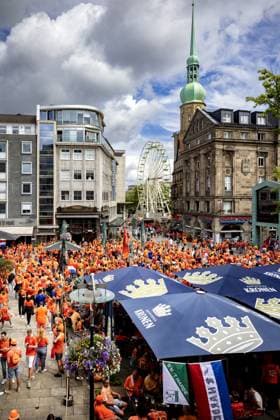 DORTMUND - Dutch supporters on the day of the semi-final at the European Championship, EM, Europameisterschaft between the Netherlands and England. ANP RAMON VAN FLYMEN xVIxANPxSportx xxANPxIVx 503170503 originalFilename: 503170503.jpg