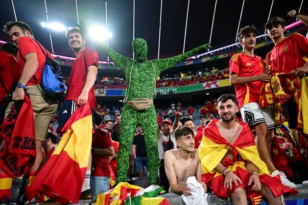 Spanish fans celebrate the victory , Spain vs France, Football, UEFA Euro 2024, Semi-final, 09 07 2024 Munich Bavaria Germany Copyright: xkolbert-press MarcxNiemeyerx