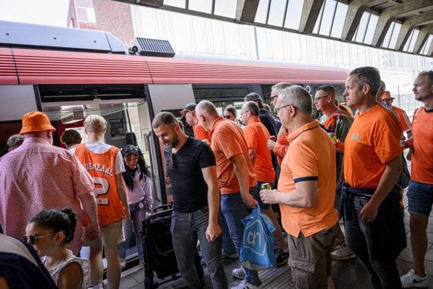 ENSCHEDE - Dutch fans at the Enschede railway station on their way to Dortmund on the day of the semi-final at the European Championship, EM, Europameisterschaft between the Netherlands and England. ANP EMIEL MUIDERMAN xVIxANPxSportx xxANPxIVx 503172266 originalFilename: 503172266.jpg