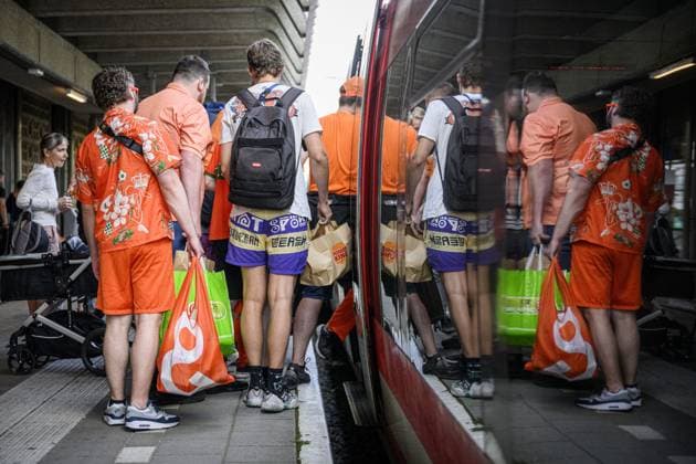 ENSCHEDE - Dutch fans at the Enschede railway station on their way to Dortmund on the day of the semi-final at the European Championship, EM, Europameisterschaft between the Netherlands and England. ANP EMIEL MUIDERMAN xVIxANPxSportx xxANPxIVx 503172270 originalFilename: 503172270.jpg