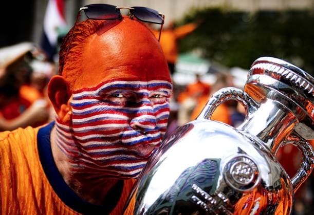 DORTMUND - Dutch supporters on the day of the semi-final at the European Championship, EM, Europameisterschaft between the Netherlands and England. ANP RAMON VAN FLYMEN xVIxANPxSportx xxANPxIVx 503174089 originalFilename: 503174089.jpg