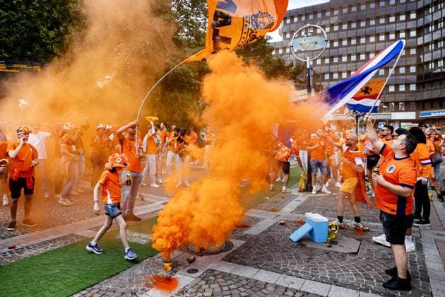 DORTMUND - Dutch supporters on the day of the semi-final at the European Championship, EM, Europameisterschaft between the Netherlands and England. ANP RAMON VAN FLYMEN xVIxANPxSportx xxANPxIVx 503174198 originalFilename: 503174198.jpg