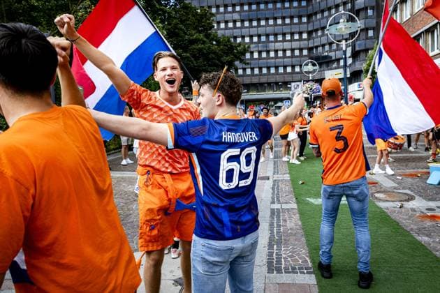 DORTMUND - Dutch supporters on the day of the semi-final at the European Championship, EM, Europameisterschaft between the Netherlands and England. ANP RAMON VAN FLYMEN xVIxANPxSportx xxANPxIVx 503174403 originalFilename: 503174403.jpg