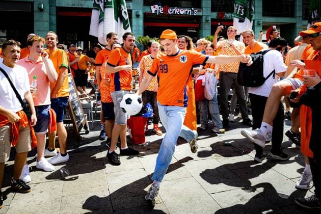 DORTMUND - Dutch supporters on the day of the semi-final at the European Championship, EM, Europameisterschaft between the Netherlands and England. ANP RAMON VAN FLYMEN xVIxANPxSportx xxANPxIVx 503178711 originalFilename: 503178711.jpg