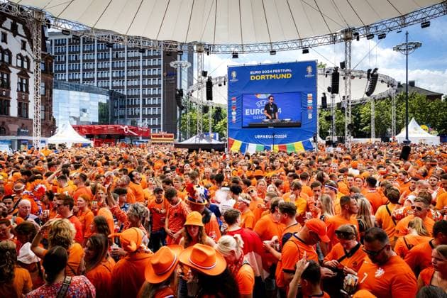 DORTMUND - Dutch supporters on the day of the semi-final at the European Championship, EM, Europameisterschaft between the Netherlands and England. ANP RAMON VAN FLYMEN xVIxANPxSportx xxANPxIVx 503179074 originalFilename: 503179074.jpg