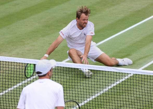 Kevin Krawietz slips and falls to the ground , Tim Puetz, mens doubles Copyright: xJuergenxHasenkopfx