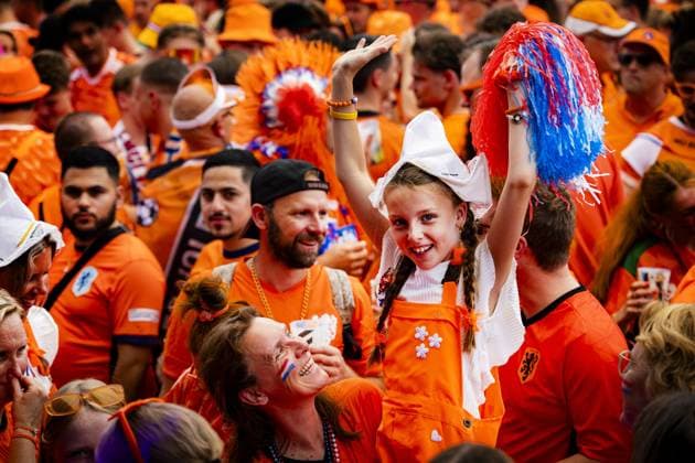 DORTMUND - Dutch supporters on the day of the semi-final at the European Championship, EM, Europameisterschaft between the Netherlands and England. ANP RAMON VAN FLYMEN xVIxANPxSportx xxANPxIVx 503184163 originalFilename: 503184163.jpg