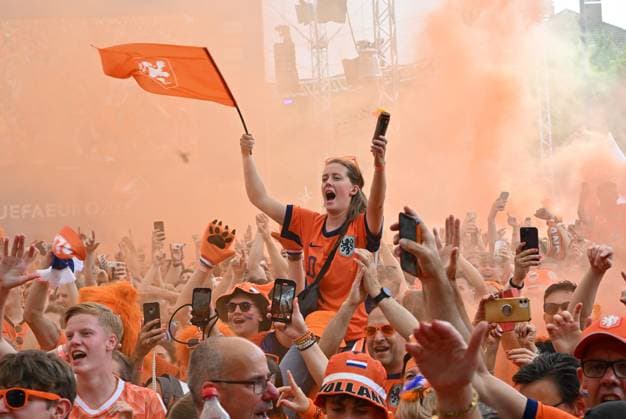 10 07 2024, xjrdrx, Football EM 2024 1 2 Final, England Netherlands emspor, v l Dutch fans celebrate in the city center of Dortmund with DJ UEFA REGULATIONS PROHIBIT ANY USE OF PHOTOGRAPHS as IMAGE SEQUENCES and or QUASI VIDEO Dortmund