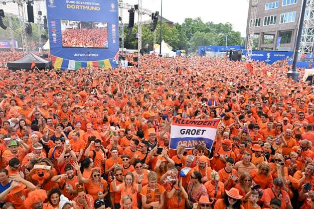 10 07 2024, xjrdrx, Football EM 2024 1 2 Final, England Netherlands emspor, v l Dutch fans celebrate in the city center of Dortmund with DJ UEFA REGULATIONS PROHIBIT ANY USE OF PHOTOGRAPHS as IMAGE SEQUENCES and or QUASI VIDEO Dortmund