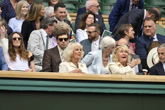 Tennis : Wimbledon 2024 - Arrivee de la Reine Camilla dans la Royal Box Tennis : Wimbledon 2024 - England - 10 07 2024 ChrysleneCaillaud Panoramic 