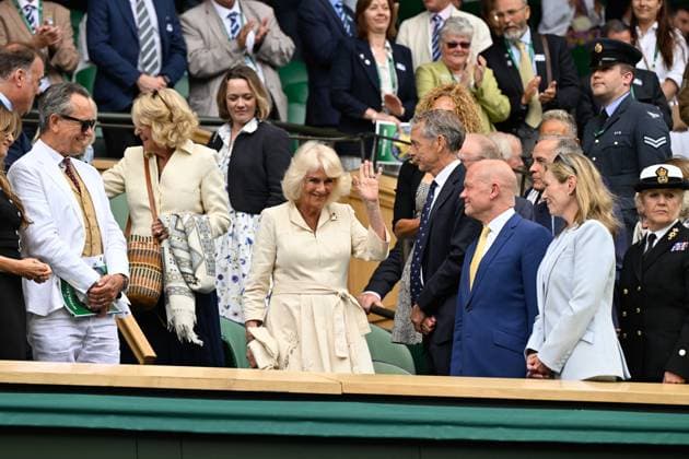 Sport Bilder des Tages Tennis : Wimbledon 2024 - Arrivee de la Reine Camilla dans la Royal Box Tennis : Wimbledon 2024 - England - 10 07 2024 ChrysleneCaillaud Panoramic 