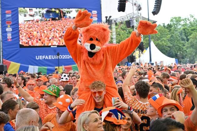 10 07 2024, xjrdrx, Football EM 2024 1 2 Final, England Netherlands emspor, v l Dutch fans celebrate in the city center of Dortmund with DJ UEFA REGULATIONS PROHIBIT ANY USE OF PHOTOGRAPHS as IMAGE SEQUENCES and or QUASI VIDEO Dortmund