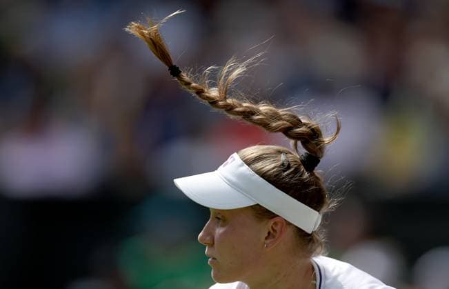 Sport Bilder des Tages (240710) -- LONDON, July 10, 2024 -- Elena Rybakina serves during the women s singles quarterfinal match between Elena Rybakina of Kazakhstan and Elina Svitolina of Ukraine at Wimbledon tennis Championship in London, Britain, July 10, 2024. ) (SP)BRITAIN-LONDON-TENNIS-WIMBLEDON-DAY 10 LixYing 