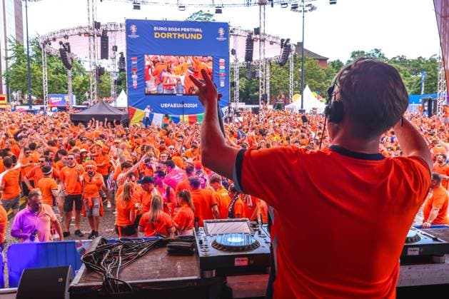 2024-07-10 The Netherlands v England - Semi-Final - UEFA EURO, EM, Europameisterschaft,Fussball 2024 DORTMUND, GERMANY - JULY 10: Fans and supporters of the Netherlands in fanzone during the Semi-Final - UEFA EURO 2024 match between The Netherlands and England at BVB Stadion Dortmund on July 10, 2024 in Dortmund, Germany. (Photo by Peter Lous BSR Agency) Dortmund Germany Content not available for redistribution in The Netherlands directly or indirectly through any third parties. Copyright: xBSRxAgencyx