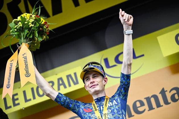 Sport Bilder des Tages Danish Jonas Vingegaard of Team Visma-Lease a Bike celebrates on the podium after winning stage 11 of the 2024 Tour de France cycling race, from Evaux-les-Bains to Le Lioran, France (211km) on Wednesday 10 July 2024. The 111th edition of the Tour de France starts on Saturday 29 June and will finish in Nice, France on 21 July. JASPERxJACOBS  x96197035x